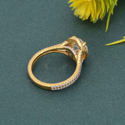 Bague de fiançailles halo à tige fendue et diamants de laboratoire ronds