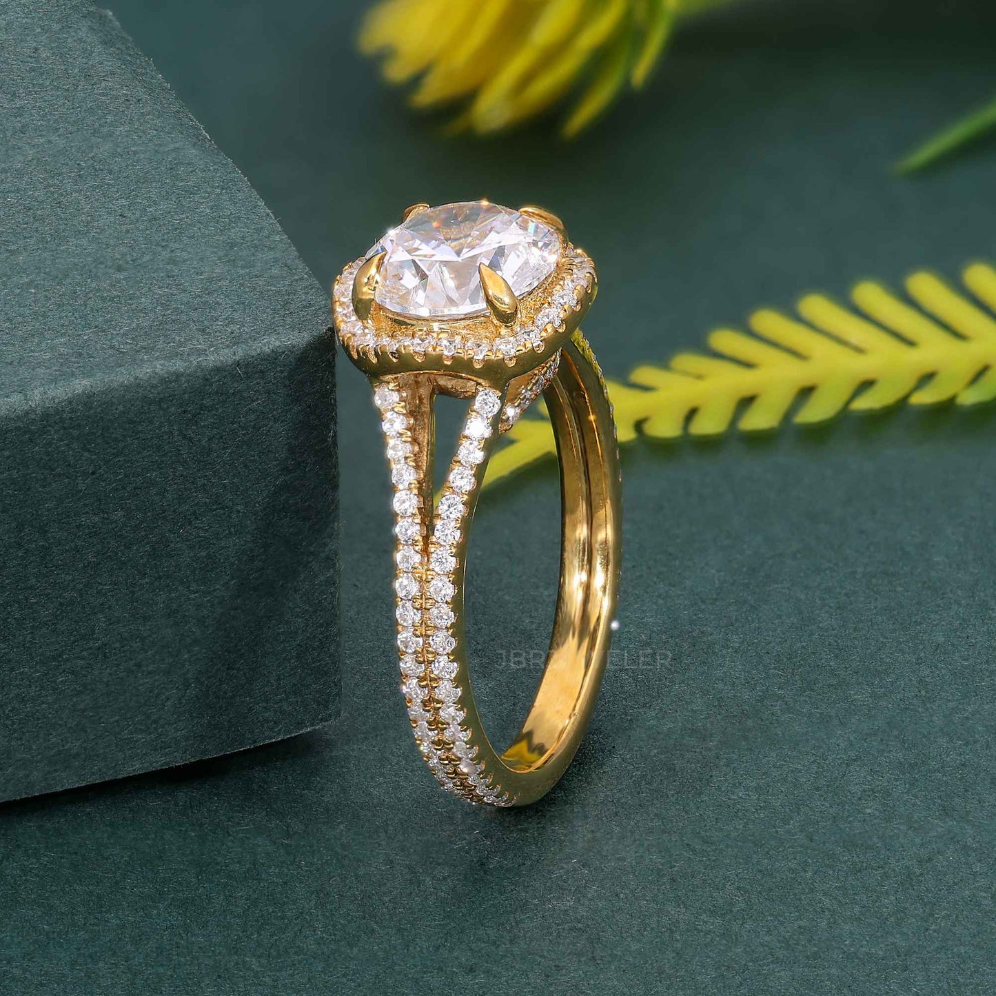 Bague de fiançailles halo à tige fendue en diamant moissanite rond