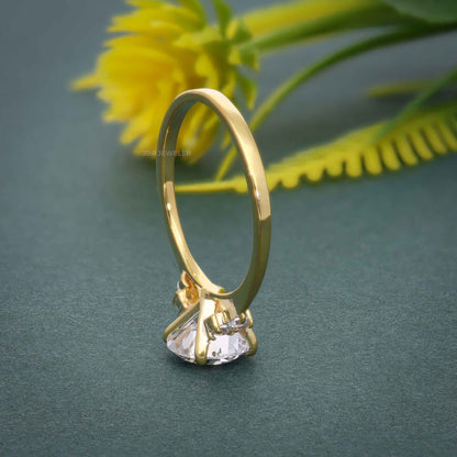 Muse – Verlobungsring mit Moissanit-Diamant im Rundschliff