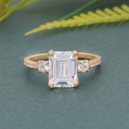 Bague de fiançailles trio de diamants cultivés en laboratoire avec émeraude festonnée