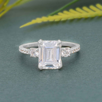 Bague de fiançailles trio de diamants moissanite émeraude festonnée