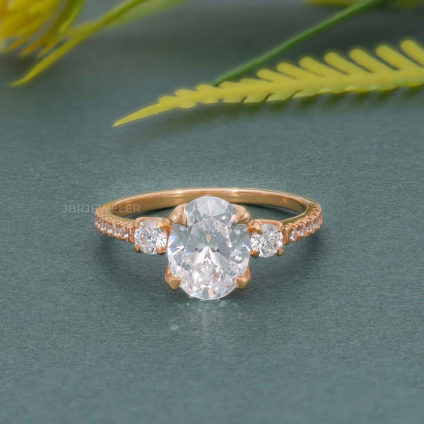 Bague de fiançailles trio de diamants cultivés en laboratoire ovale festonné