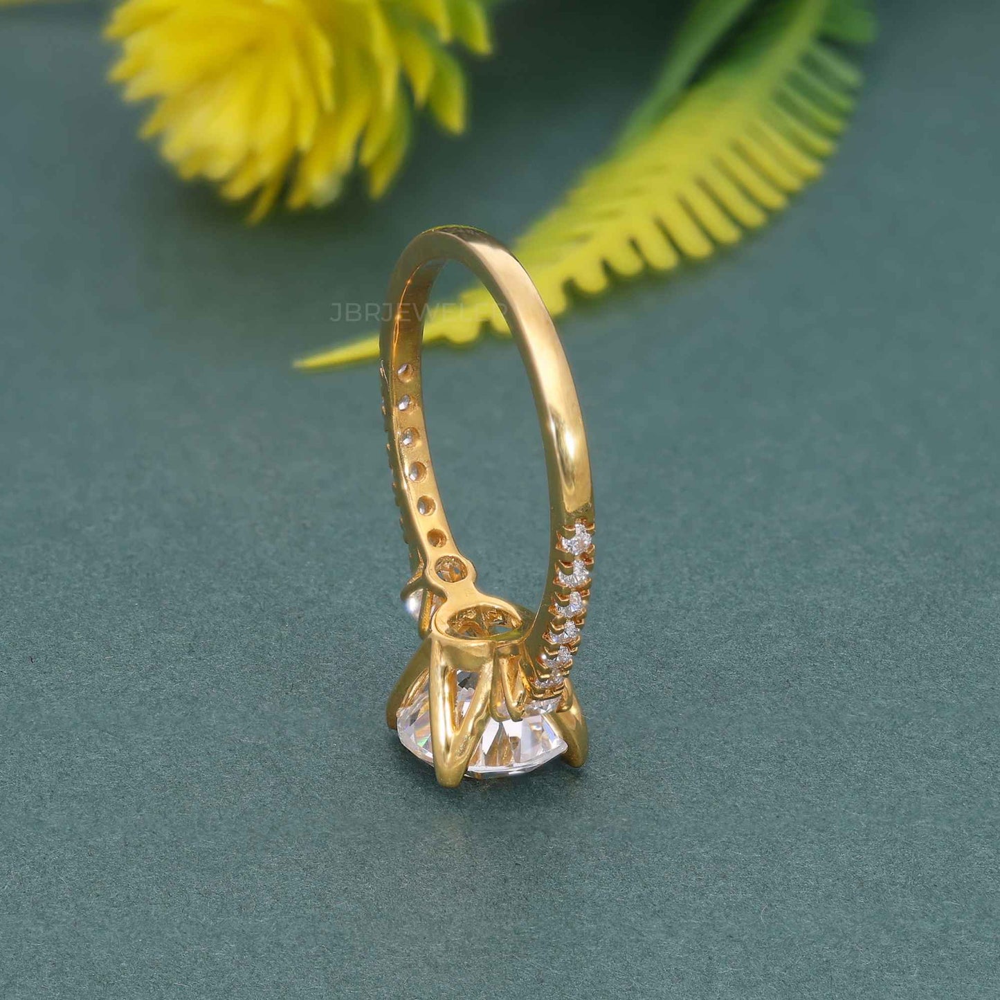 Scalloped Round Moissanite Diamond Trio Engagement Ring