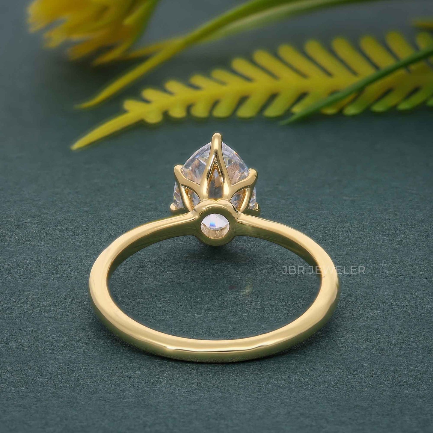 Bague de fiançailles en diamant cultivé en laboratoire à six griffes taille poire