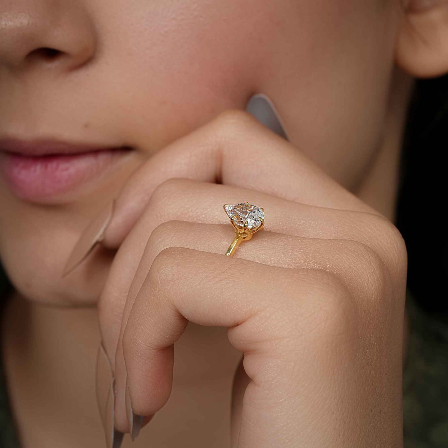 Verlobungsring mit sechszackigem, birnenförmigem Diamanten im Laborschliff