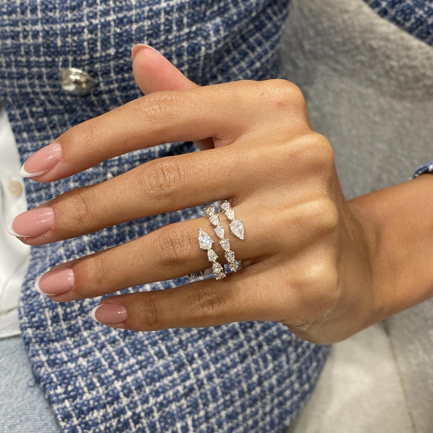 1,00 Karat Asscher-Verlobungsring mit im Labor gezüchtetem Diamanten und Marquise-Akzent