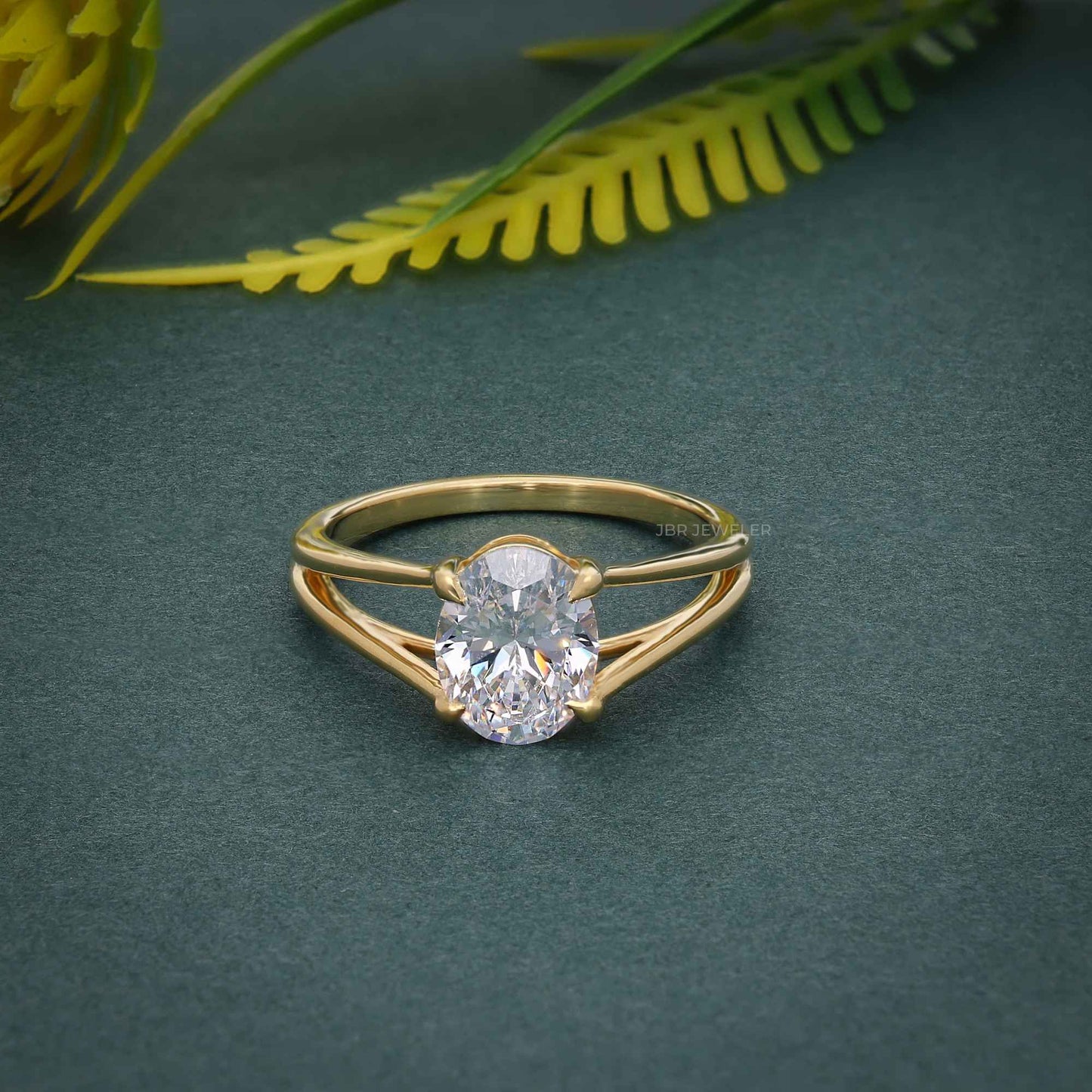 Bague solitaire diamant moissanite taille ovale à bande fendue