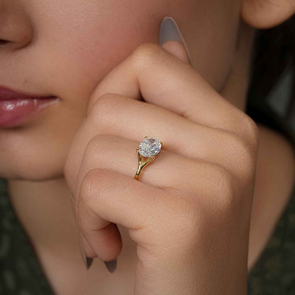 Bague de fiançailles ovale en diamant cultivé en laboratoire révélée