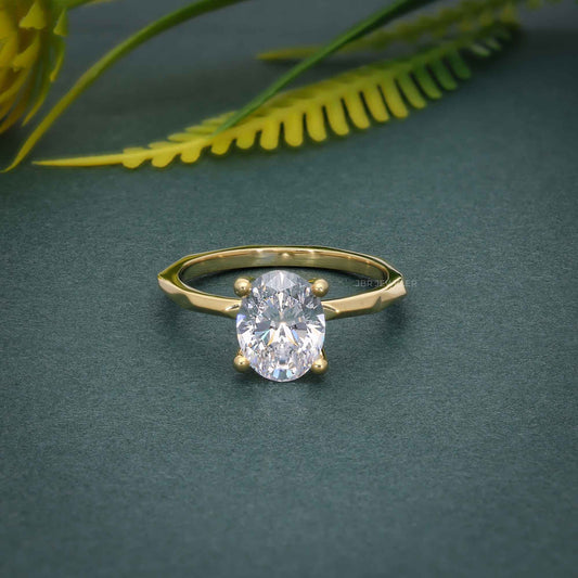 Bague solitaire ovale en diamant moissanite à bords carrés