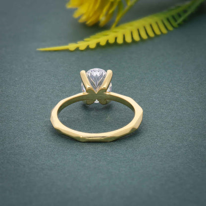 Ovaler Moissanit-Solitärring mit Diamanten und quadratischen Kanten