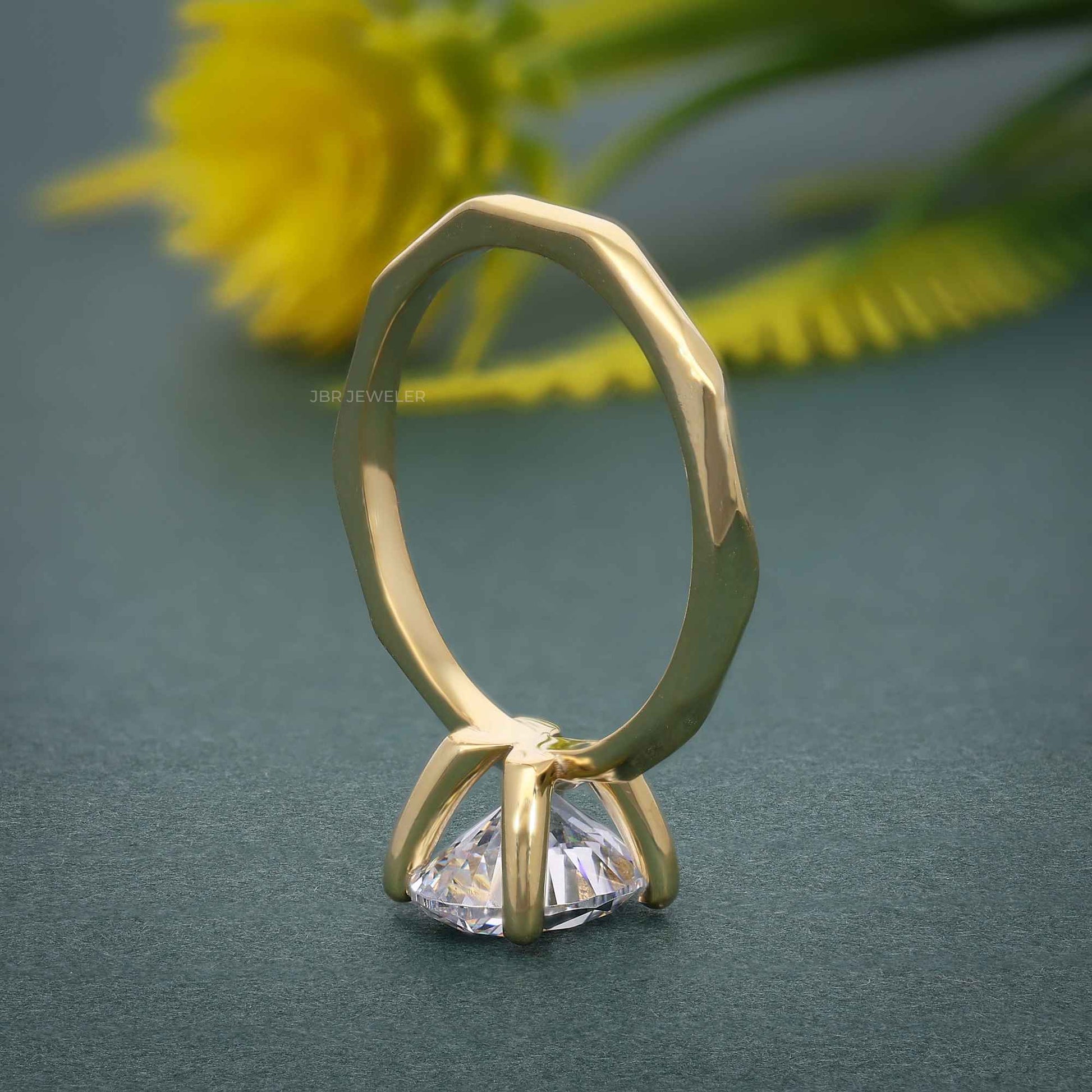 Ovaler Moissanit-Solitärring mit Diamanten und quadratischen Kanten