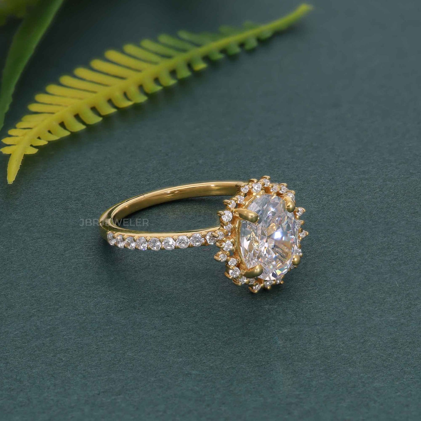 Bague de fiançailles halo de diamants moissanite taille ovale Sunburst