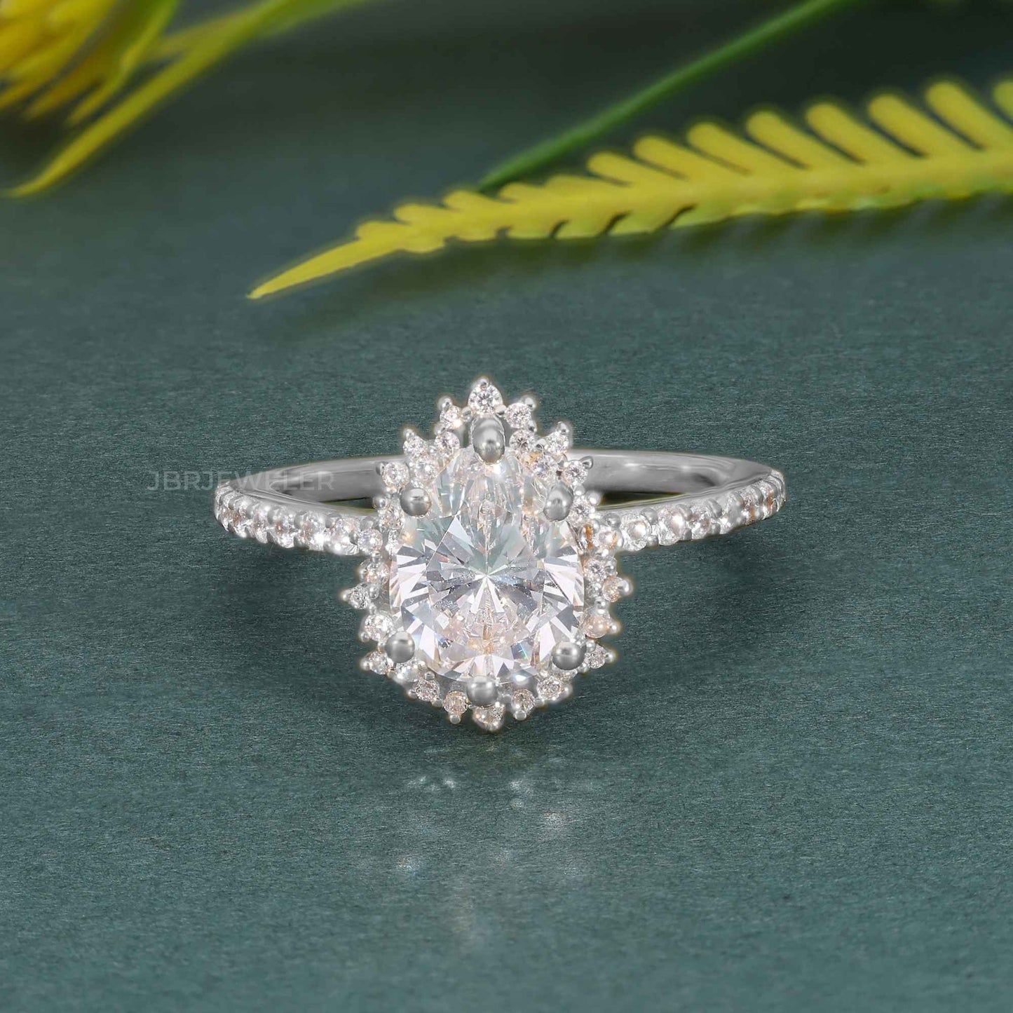 Bague de fiançailles halo de diamants moissanite taille poire Sunburst