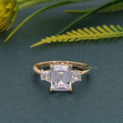 Bague de fiançailles en diamant moissanite émeraude à trois pierres avec trapèze latéral