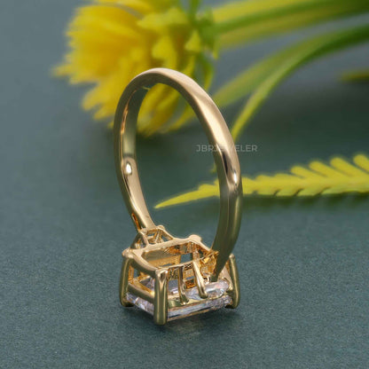 Verlobungsring mit drei Smaragd-Labrador-Diamanten und seitlichem Trapez