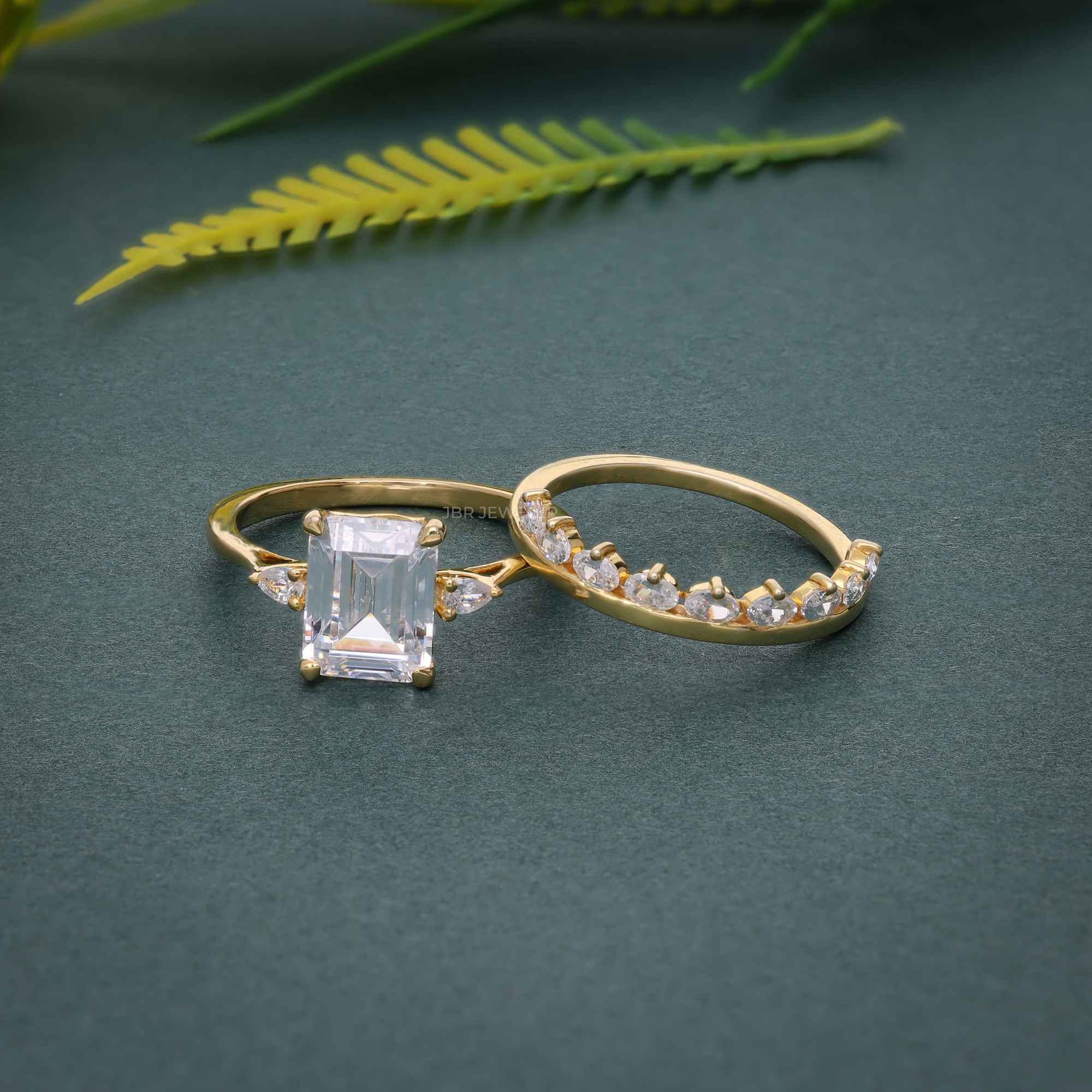 Bague de mariage nuptiale en diamant cultivé en laboratoire à trois pierres, taille émeraude, avec bande assortie