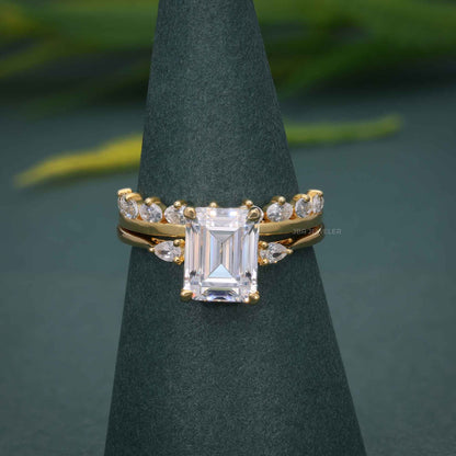 Bague de mariage nuptiale à trois pierres Moissanite et diamant taille émeraude avec bande assortie