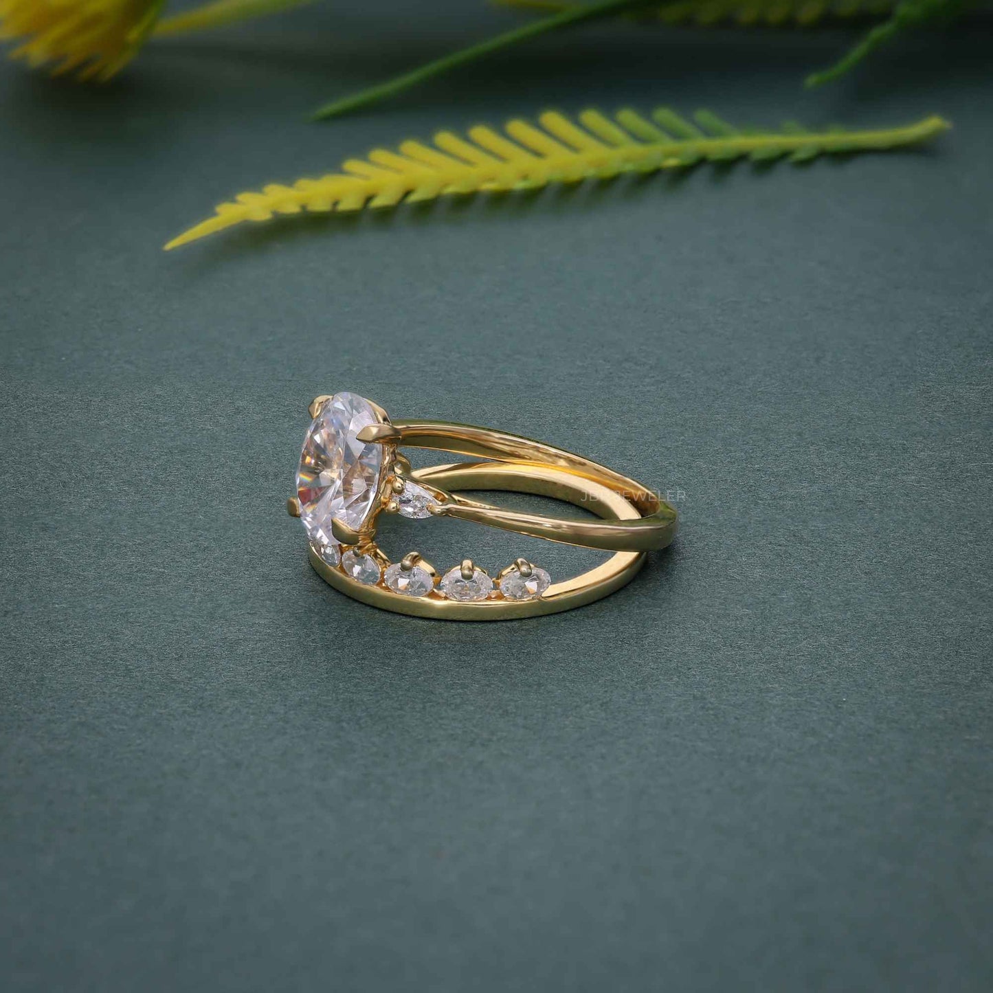 Bague de mariée ovale en diamant cultivé en laboratoire à trois pierres sertie d'une alliance