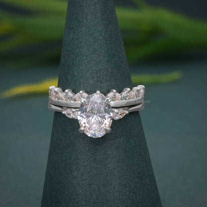 Bague de mariée ovale en diamant cultivé en laboratoire à trois pierres sertie d'une alliance