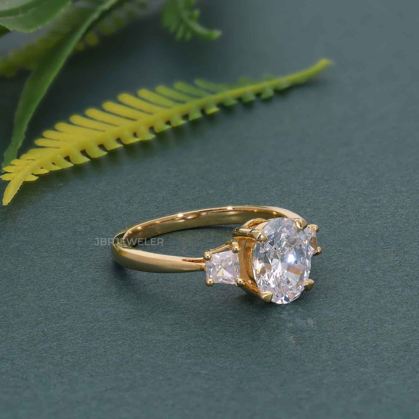 Bague de fiançailles en diamant Moissanite taille ovale à trois pierres avec trapèze latéral