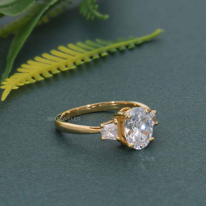 Bague de fiançailles en diamant Moissanite taille ovale à trois pierres avec trapèze latéral