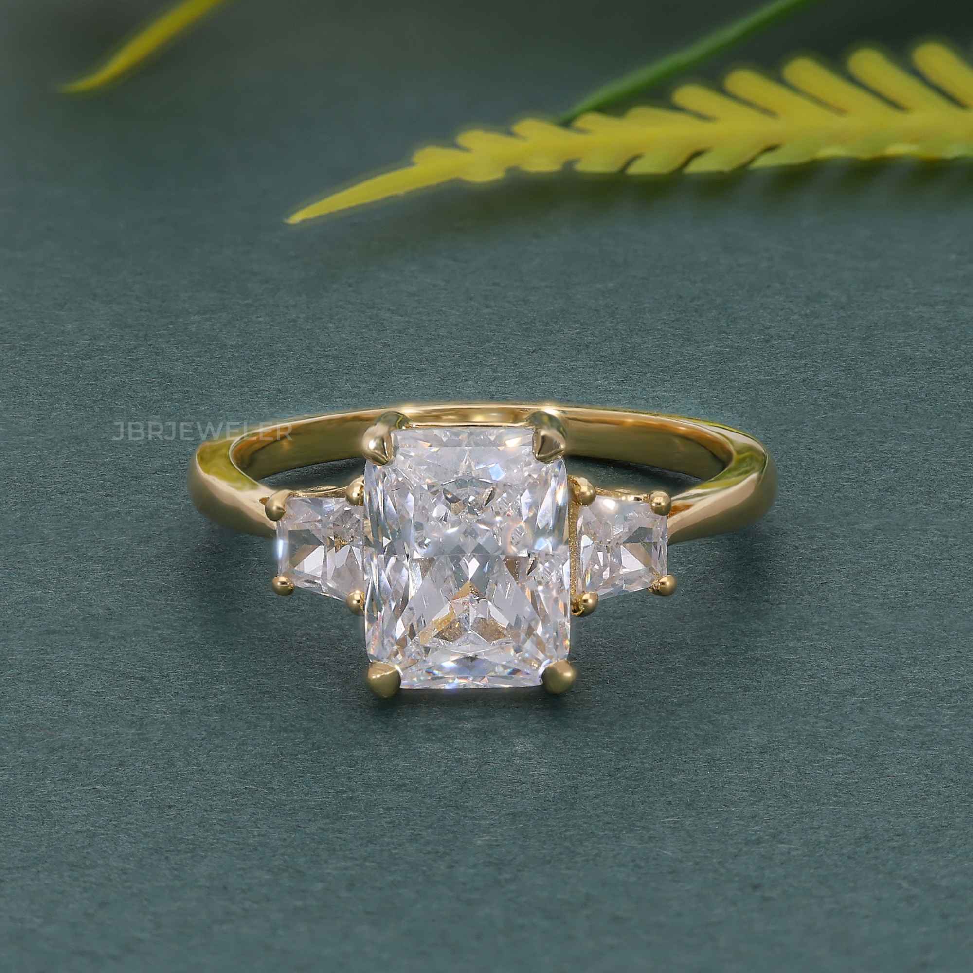 Bague de fiançailles en diamant de laboratoire radiant à trois pierres avec trapèze latéral