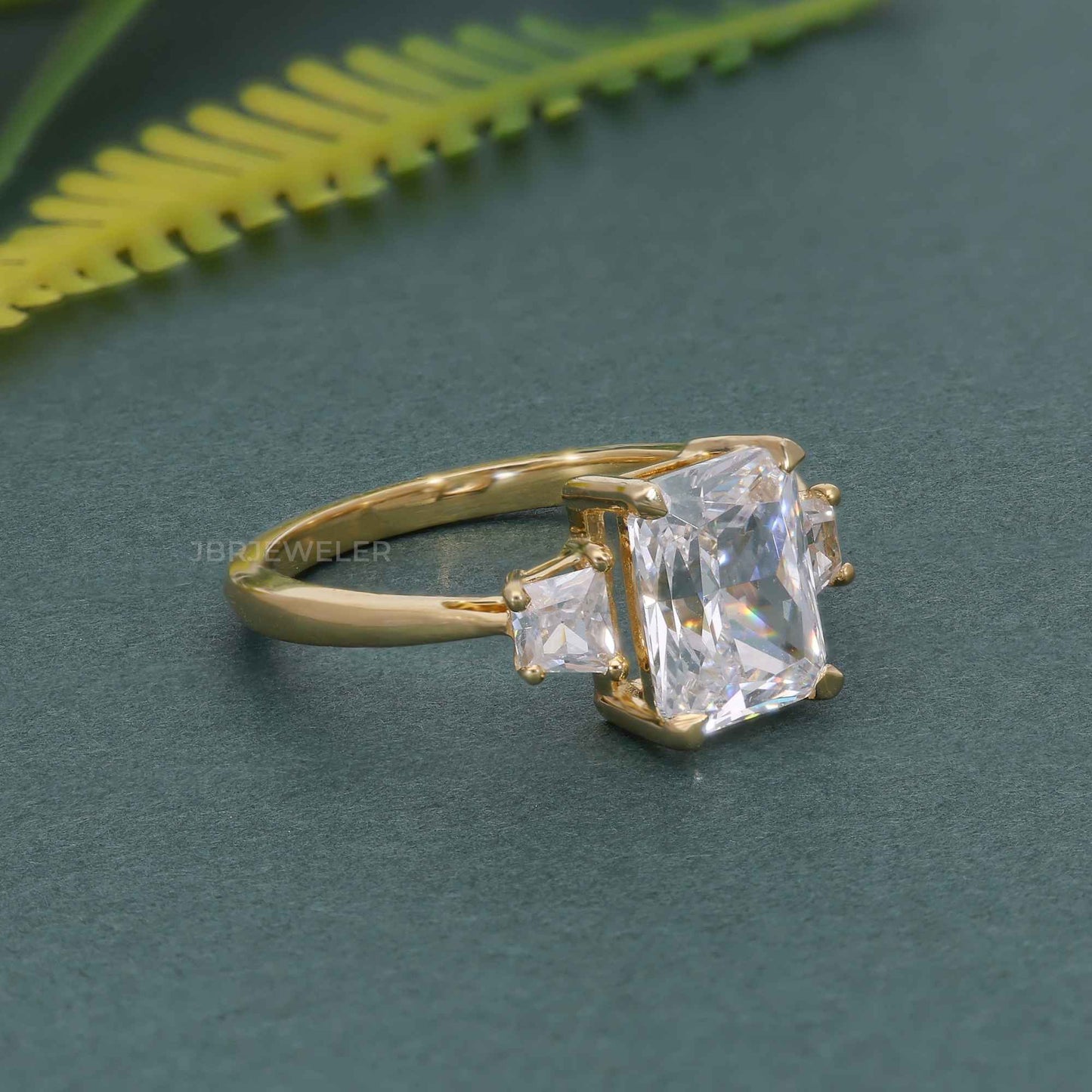 Bague de fiançailles en diamant Moissanite rayonnante à trois pierres avec trapèze latéral