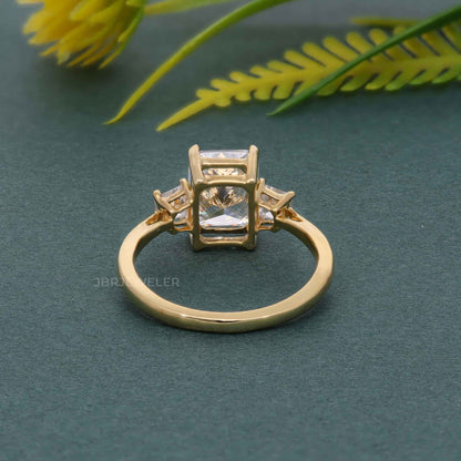 Bague de fiançailles en diamant de laboratoire radiant à trois pierres avec trapèze latéral