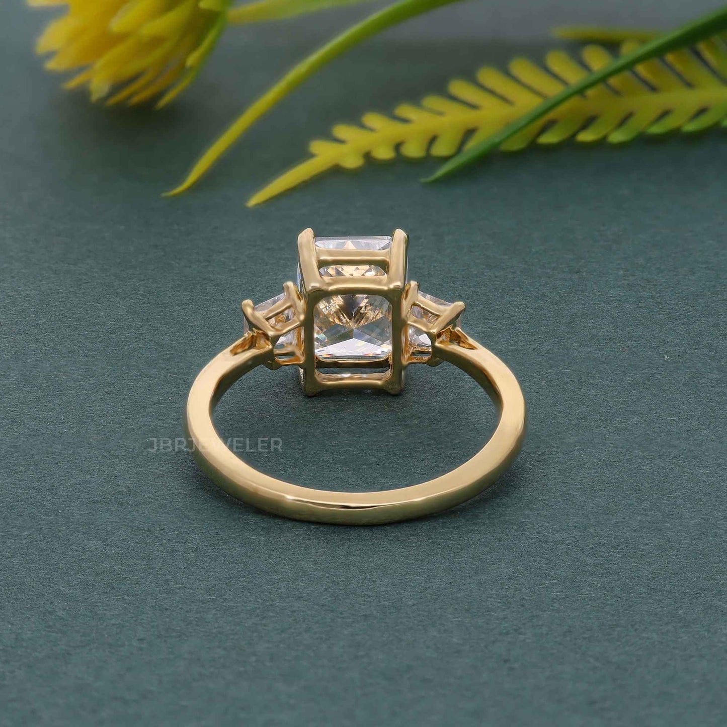 Bague de fiançailles en diamant Moissanite rayonnante à trois pierres avec trapèze latéral