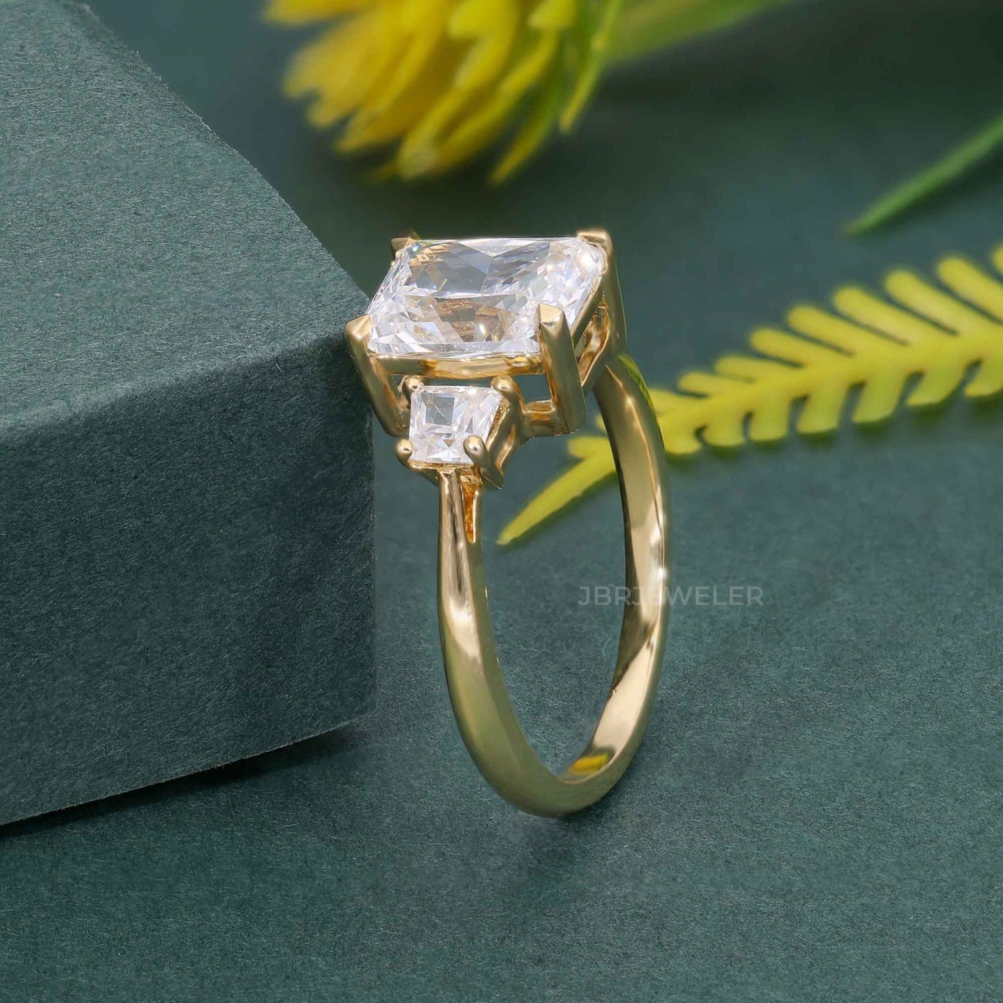 Bague de fiançailles en diamant Moissanite rayonnante à trois pierres avec trapèze latéral