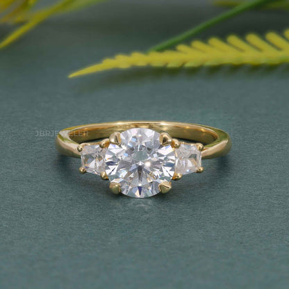 Bague de fiançailles en diamant moissanite ronde à trois pierres avec trapèze latéral