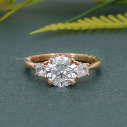 Bague de fiançailles en diamant moissanite ronde à trois pierres avec trapèze latéral