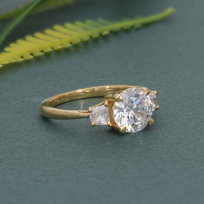 Bague de fiançailles en diamant moissanite ronde à trois pierres avec trapèze latéral