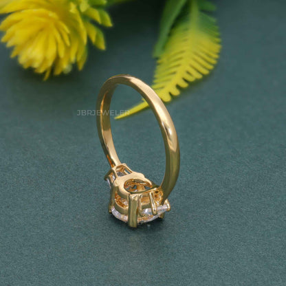 Bague de fiançailles en diamant moissanite ronde à trois pierres avec trapèze latéral