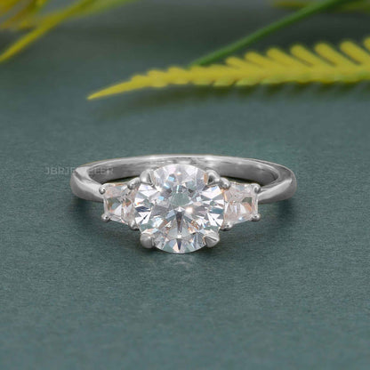 Bague de fiançailles en diamant moissanite ronde à trois pierres avec trapèze latéral