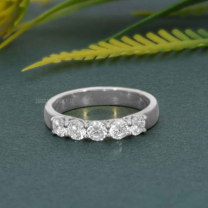 Bague de mariage en diamant moissanite rond à cinq pierres en treillis