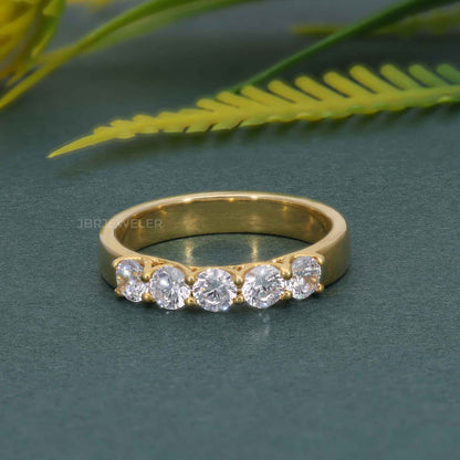 Bague de mariage en diamant moissanite rond à cinq pierres en treillis