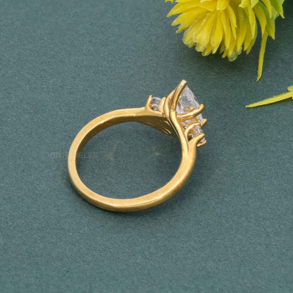 Trellis-Ring mit drei Marquise-Moissanit-Diamanten