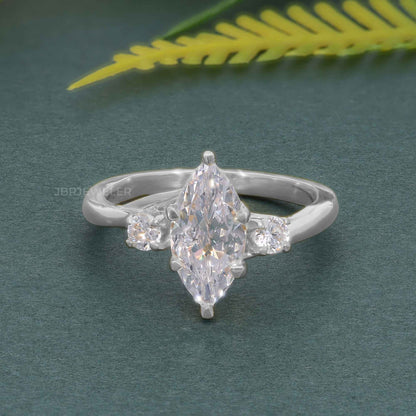 Bague en diamant de laboratoire marquise à trois pierres en treillis