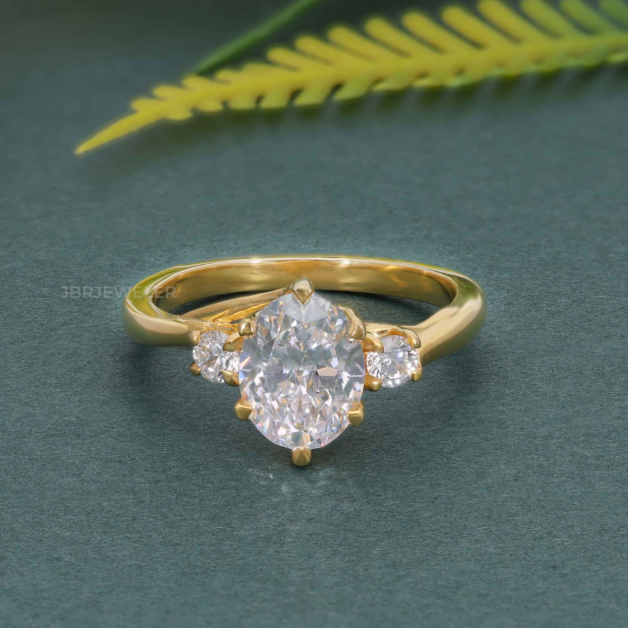 Bague en diamant moissanite taille ovale à trois pierres en treillis