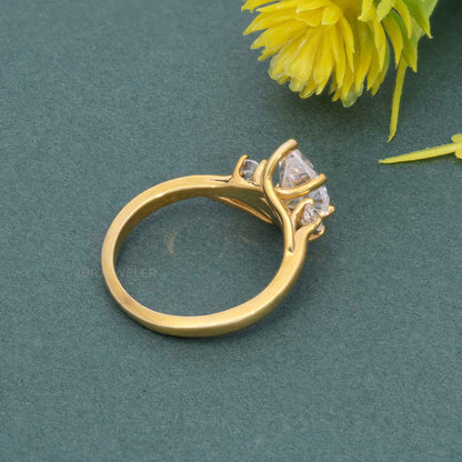 Trellis-Ring mit drei Moissanit-Diamanten im Birnenschliff