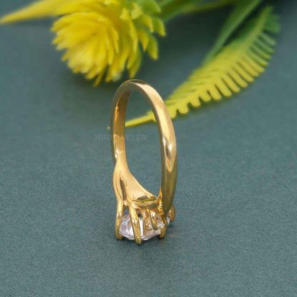 Trellis-Ring mit drei Moissanit-Diamanten im Birnenschliff