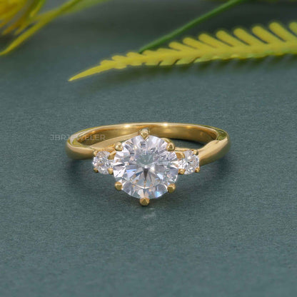 Bague en diamant cultivé en laboratoire ronde à trois pierres en treillis