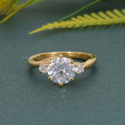 Bague en diamant moissanite ronde à trois pierres en treillis