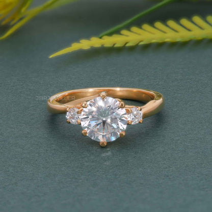 Bague en diamant moissanite ronde à trois pierres en treillis