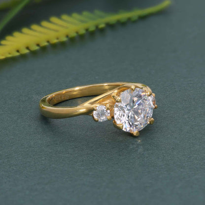 Bague en diamant cultivé en laboratoire ronde à trois pierres en treillis