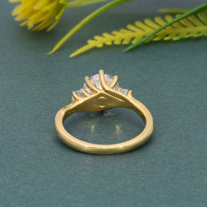 Trellis-Ring mit rundem Moissanit-Diamant und drei Steinen