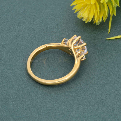 Trellis-Ring mit rundem, im Labor gezüchteten Diamanten mit drei Steinen