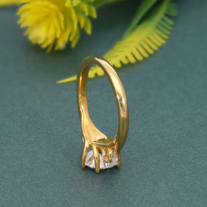 Trellis-Ring mit rundem Moissanit-Diamant und drei Steinen