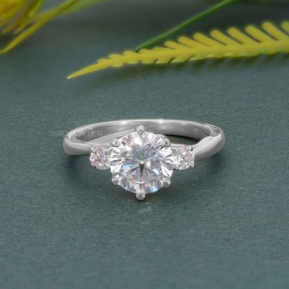 Bague en diamant moissanite ronde à trois pierres en treillis